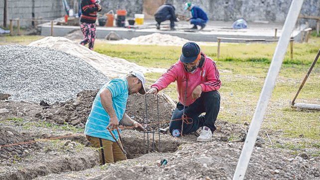Los propios vecinos que desde chicos participan de diferentes espacios est&aacute;n a cargo de las obras de edificaci&oacute;n.