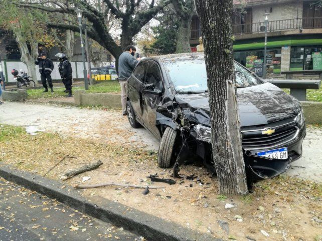 El Chevrolet que terminó contra un árbol tras chocar con una moto.