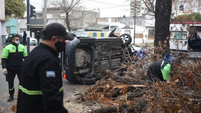 Iba en contramano, chocó y volcó: los ocupantes se fueron en un taxi