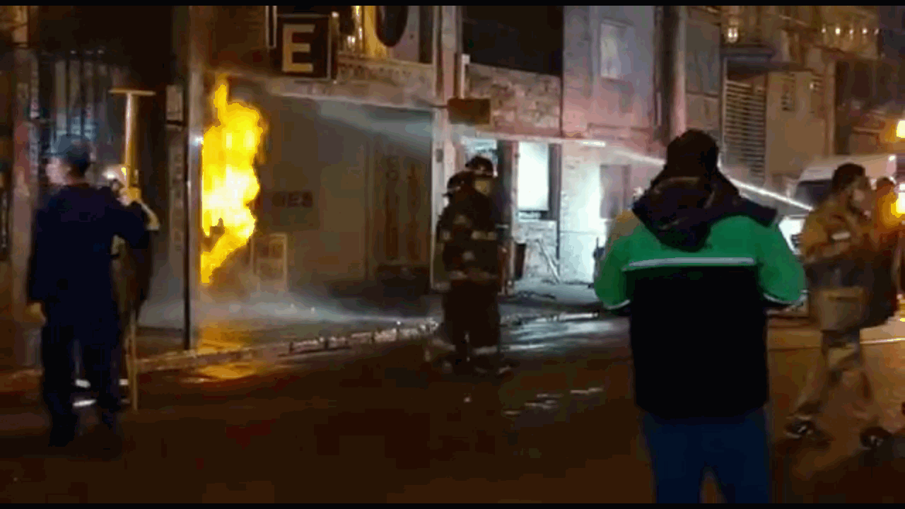El incendio de una casilla de gas causó tensión y caos en Corrientes y Pellegrini