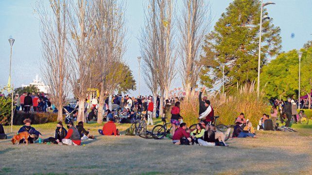 En falta. En los &uacute;ltimos d&iacute;as se vio mucha gente en los parques sin tapaboca ni distancia social y compartiendo el mate. 