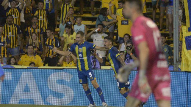 Marco Ruben y Mart&iacute;nez, celebran en cancha de Central, ante Arsenal.