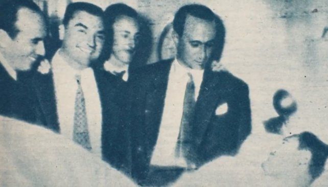 La visita de Fangio y Froilán al hospital de Mónaco, donde quedó internado el rosense.