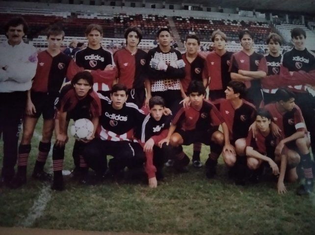 La 81 leprosa de Carlos Polenta. Lucero es el arquero y debajo suyo está Maxi Rodríguez, que ese día fue suplente en un partido contra Central del 95, en la 9ª divisional.
