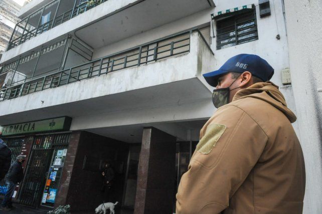 Custodia policial en el departamento del fiscal.