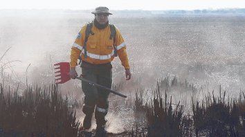 Problema crónico. Los brigadistas arriesgan a diario su vida en las islas para apagar los incendios intencionales de los pastizales. Problema crónico. Los brigadistas arriesgan a diario su vida en las islas para apagar los incendios intencionales de los pastizales.