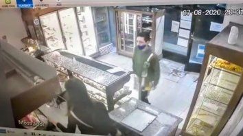 El ladrón en acción. Poco después será capturado. El ladrón en acción. Poco después será capturado.