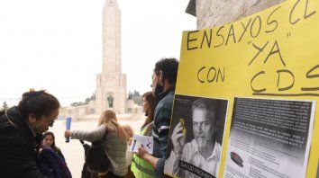 seguidores. Los defensores del dióxido de cloro portaron carteles con la foto de uno de los impulsores, el científico alemán, Andreas Kalcker. seguidores. Los defensores del dióxido de cloro portaron carteles con la foto de uno de los impulsores, el científico alemán, Andreas Kalcker.