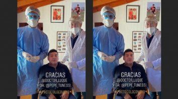 El foco está en Maradona y en los médicos que le hicieron el hisopado. Pero detrás se ve a Diego con la camiseta de la Lepra. El foco está en Maradona y en los médicos que le hicieron el hisopado. Pero detrás se ve a Diego con la camiseta de la Lepra.
