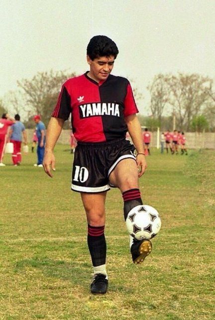 La inolvidable imagen de Diego con la 10 de la Lepra.