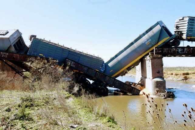 Parte de la carga terminó en el agua. 