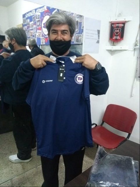 Pilcha.  Marcelo Giménez y la nueva vestimenta para los entrenadores.