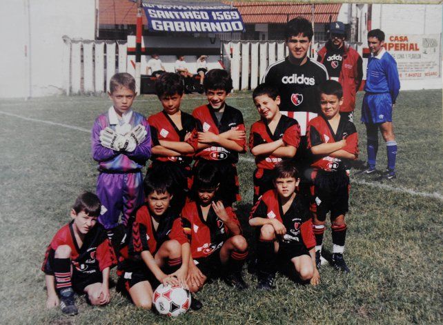 Cuna leprosa. Lionel (arrodillado a la izquierda) jug&oacute; en las infantiles de Newell&rsquo;s. 