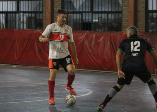 Jorge "Yiyo" Pfirter, jugando en los veteranos de Nueva Aurora. Fue un gran jugador de futsal del club y brill&oacute; en la UNR. Hoy preside a los rojiblancos de barrio Parque.
