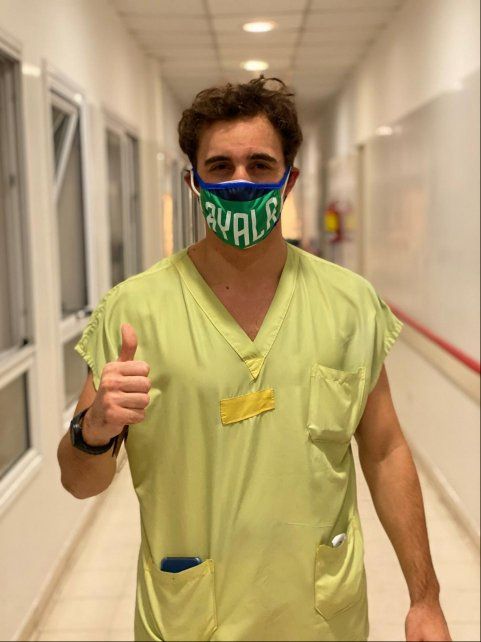 Un m&eacute;dico portando el barbijo que hizo Ayala con su camiseta, la de Central.