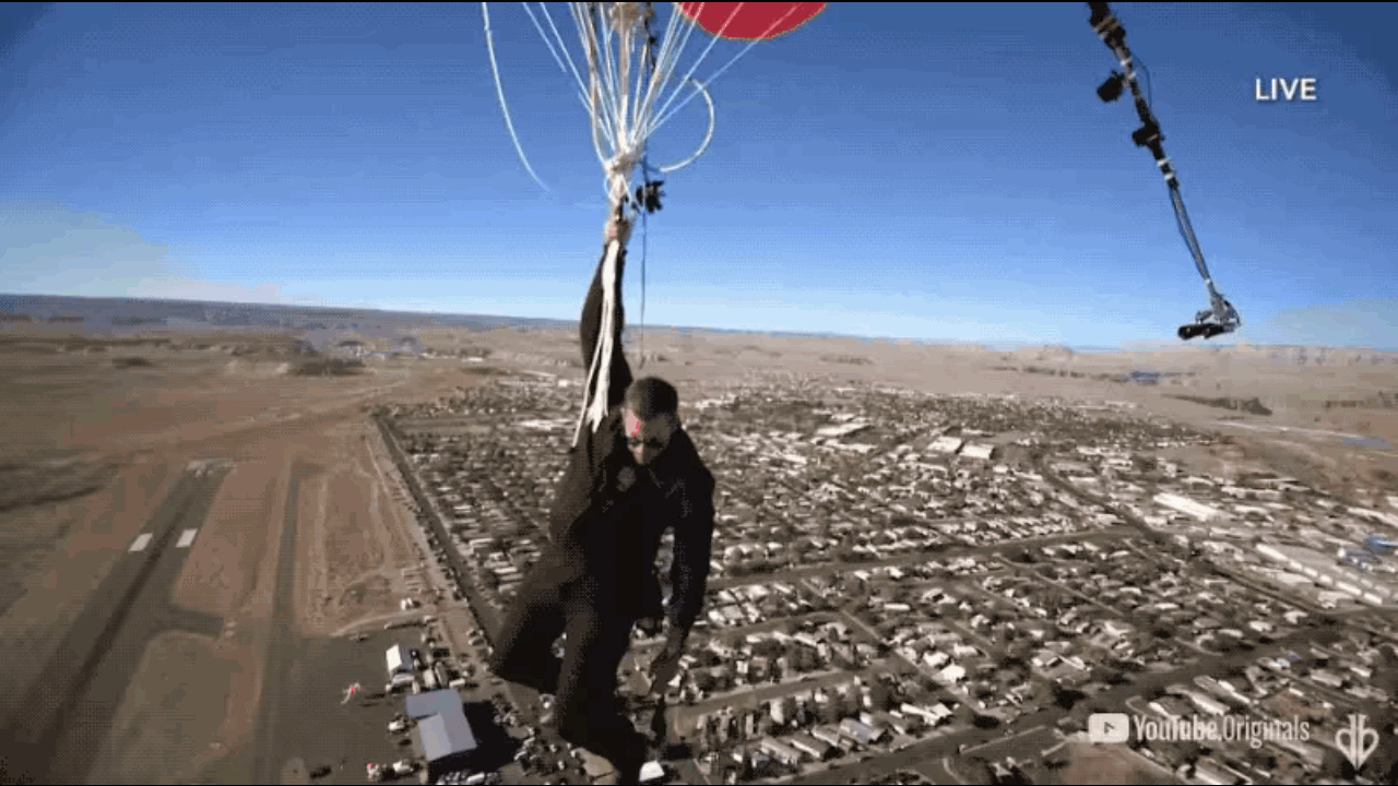 Como el abuelito de Up: un mago se ató a 52 globos y voló al cielo