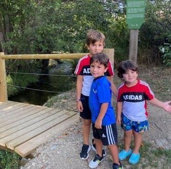 Los Messi. Leo publicó ayer una foto de sus hijos. Los colores rojinegros siempre están.