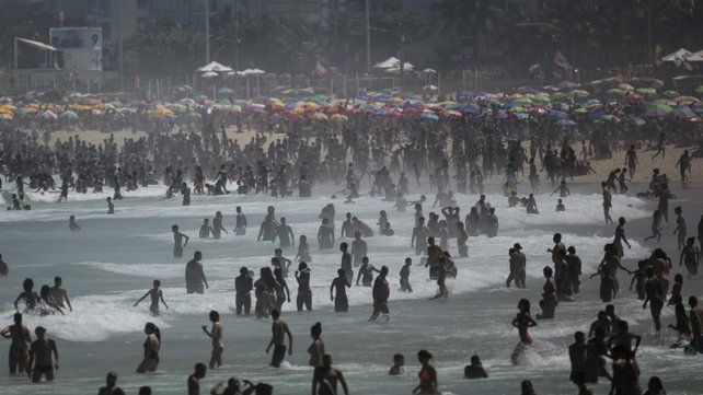 Una playa de Rio de Janeiro repleta de gente.