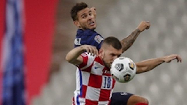 Ante Rebic pelea en las alturas con Lucas Hernandez.