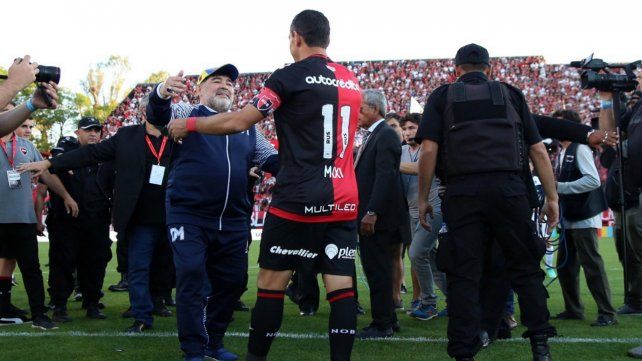 ¿Quién es más ídolo?: el imperdible diálogo virtual entre Maradona y Maxi Rodríguez