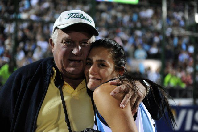 El llanto y el abrazo con su fiel compañero de siempre, su papá René.