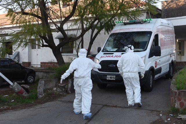 El sostenido aumento de los contagios aumenta la demanda de camas sobre los hospitales.