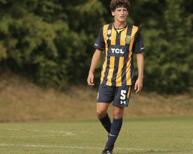 Mateo Tanlongo, con la 5, en el equipo del Kily.
