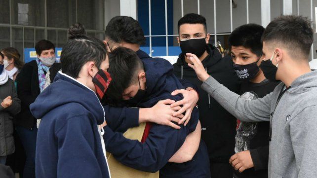 La docente Silvana Trigo y sus alumnos, compa&ntilde;eros de Ticiana en La Rocca.