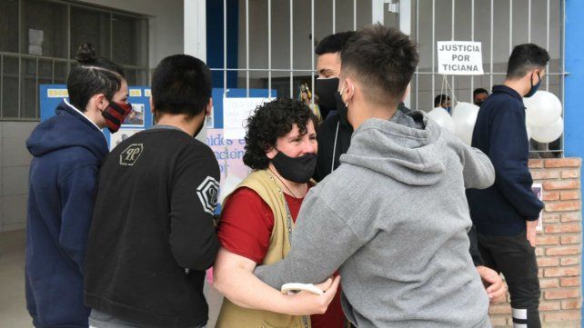 La docente Silvana Trigo y sus alumnos, compañeros de Ticiana en La Rocca.