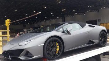 El Lamborghini Huracan Evo al llegar al aeropuerto de Ezeiza. El Lamborghini Huracan Evo al llegar al aeropuerto de Ezeiza.