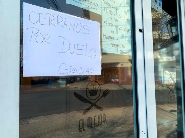 Duelo. Los dueños del restaurante, conmovidos por lo ocurrido. 