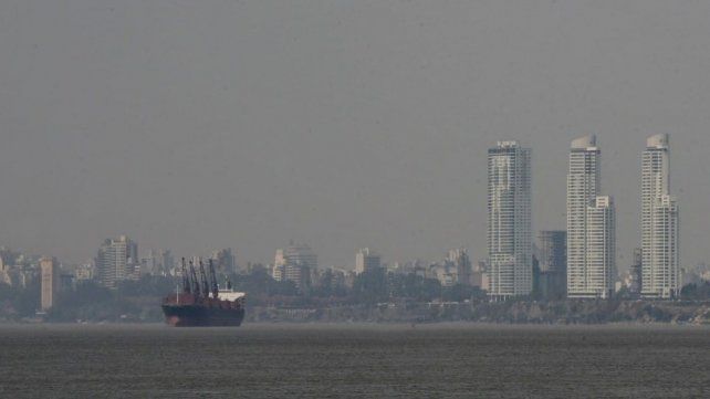 Los incendios en las islas no cesan y el humo vuelve a intoxicar el aire de Rosario