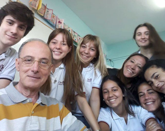 El docente dice que extraña el contacto diario con sus alumnos y alumnas.
