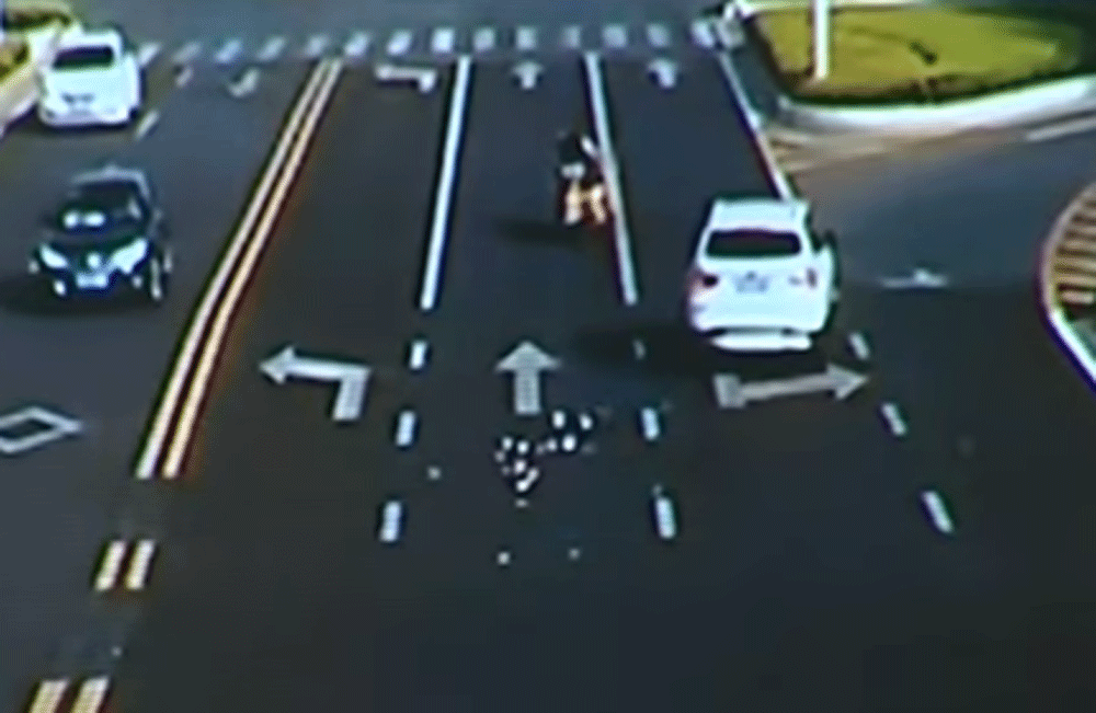 Se le caen 3.000 dólares en la calle y la gente le ayuda a recogerlos