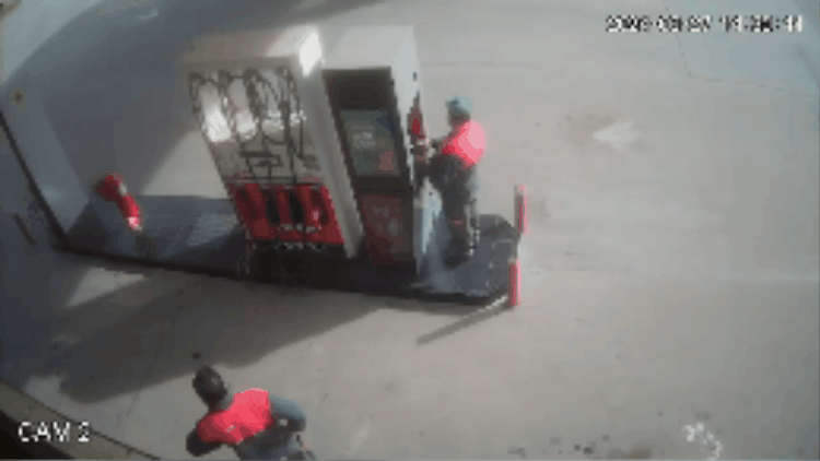 Una tarde violenta en San Justo: el conductor apuntó contra los empleados de la estación de servicio.&nbsp;