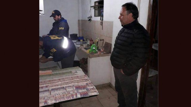 Dormían en camas de alfalfa y no comían hacía días: Detuvieron a ex viceintendente entrerriano