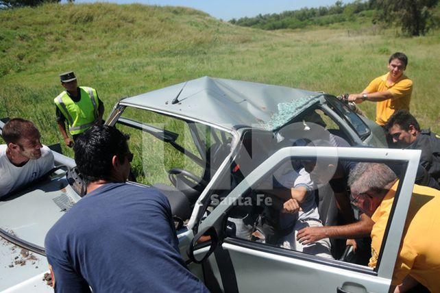 Chocó con un guardarrail que le atravesó el auto y sobrevivió Chocó con un guardarrail que le atravesó el auto y sobrevivió