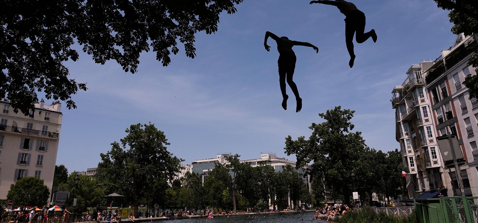 Los parisinos se bañan en el Canal Saint-Martin de París, mientras el servicio meteorológico nacional, Météo France, declaraba una alerta roja por ola de calor en 54 departamentos, aproximadamente la mitad del país, el martes 23 de junio de 2026. (Foto AP/Christophe Ena) Los parisinos se bañan en el Canal Saint-Martin de París, mientras el servicio meteorológico nacional, Météo France, declaraba una alerta roja por ola de calor en 54 departamentos, aproximadamente la mitad del país, el martes 23 de junio de 2026. (Foto AP/Christophe Ena)