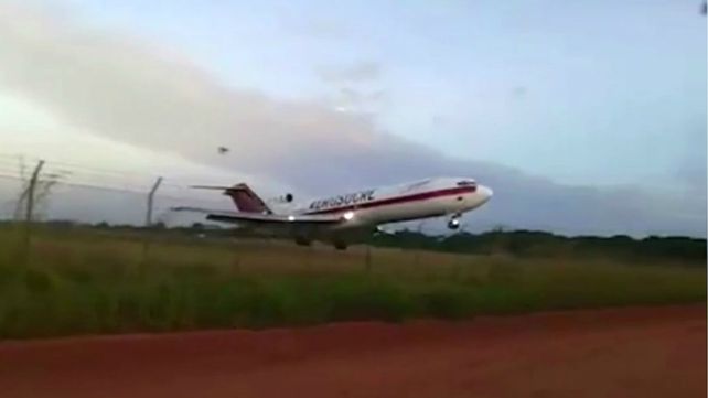 Al menos cinco muertos al accidentarse tras despegar un avión de carga en Colombia
