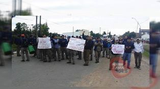 Trabajadores de una firma metalúrgica cortan la Ruta 11 a la altura de Recreo