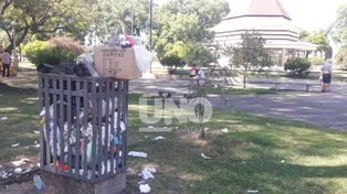 La plaza de las palomas, rebalsada de basura