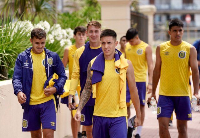 Central en Montevideo. Coyote Rodríguez encabeza la fila de jugadores a llegar al hotel Cottage