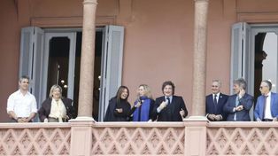 Milei saludó e hizo un six-seven desde el balcón de Casa Rosada antes de encabezar la reunión de Gabinete