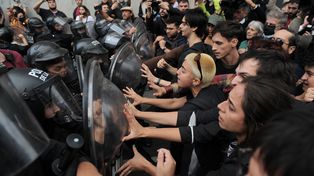 Diferentes actores del sector audiovisual convocaron a una concentración este lunes a la tarde frente al Incaa exigiendo la renuncia del titular del organismo, Luis Puenzo. Fotógrafo: Fanton Osvaldo / Télam.