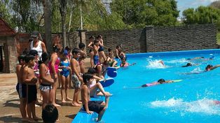 Para jugar. La propuesta es para chicos de 6 a 12 años: realizarán talleres y aprenderán a nadar.