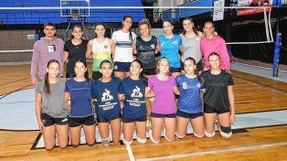El plantel femenino Sub 16 de Santa Fe que jugará el Provincial en Wheelwright.