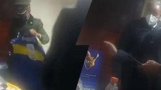 La policía con las casaca de Boca&nbsp;