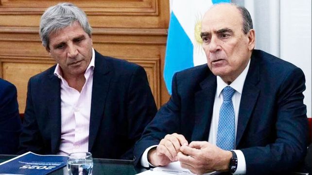 Guillermo Francos y Luis Caputo firmaron la norma extiende el presupuesto 2024