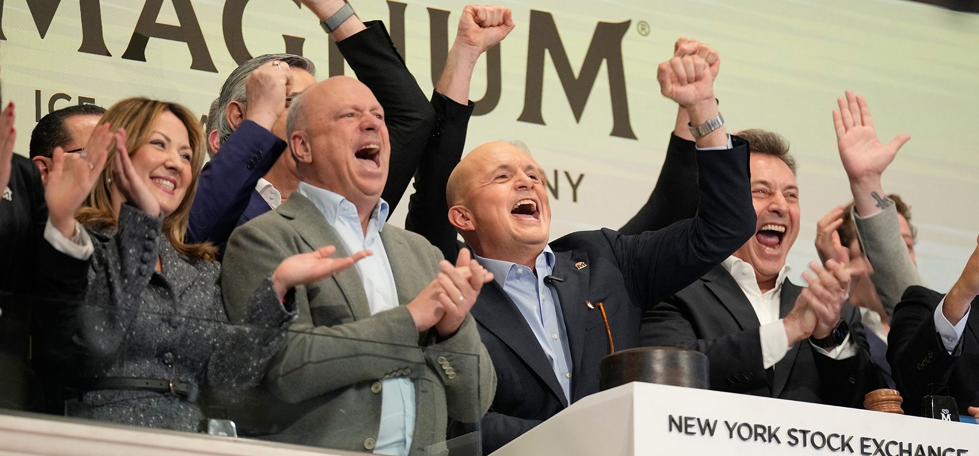 El director ejecutivo de Magnum, Peter ter Kulve (centro), toca la campana de apertura en la Bolsa de Valores de Nueva York, el miércoles 10 de diciembre de 2025. (Foto AP/Seth Wenig) El director ejecutivo de Magnum, Peter ter Kulve (centro), toca la campana de apertura en la Bolsa de Valores de Nueva York, el miércoles 10 de diciembre de 2025. (Foto AP/Seth Wenig)