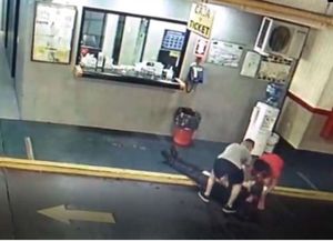 Relatos salvajes: un joven golpeó al playero del estacionamiento porque encontró su auto rayado